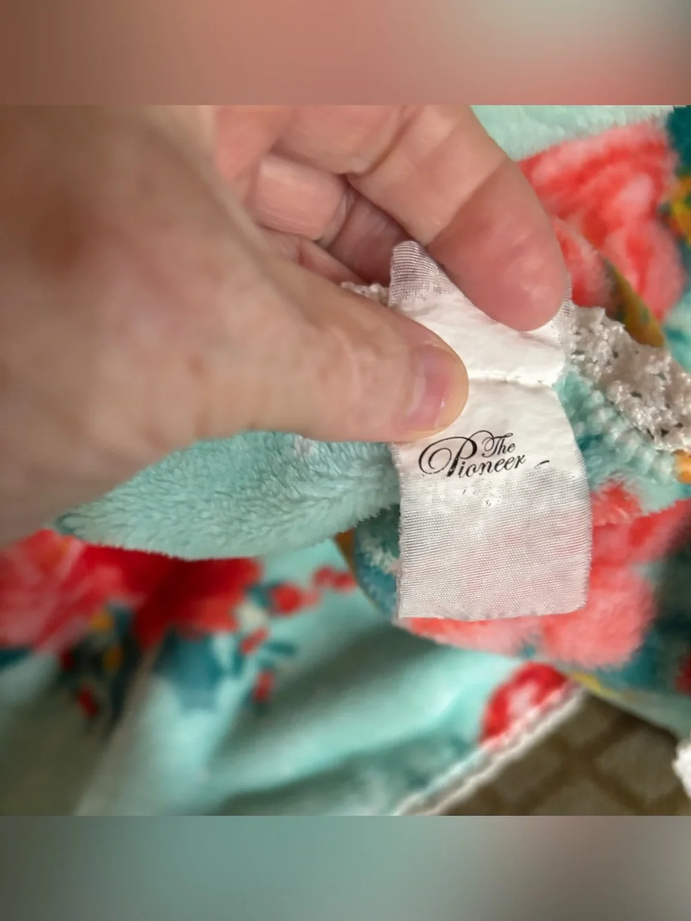 THE PIONEER WOMAN Bundle: Plush Blanket 50x72 Sweet Rose and 2 King Shams 36x20